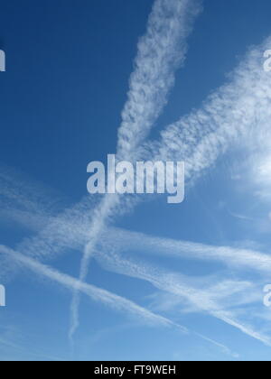 D'ÉCHAPPEMENT jet crée différentes formes dans le ciel qui se transforment en nuages. Le trafic aérien Banque D'Images