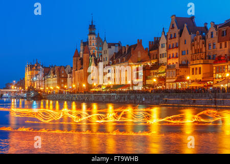 Spectacle de feu sur la rivière Motlawa, Gdansk, Pologne Banque D'Images