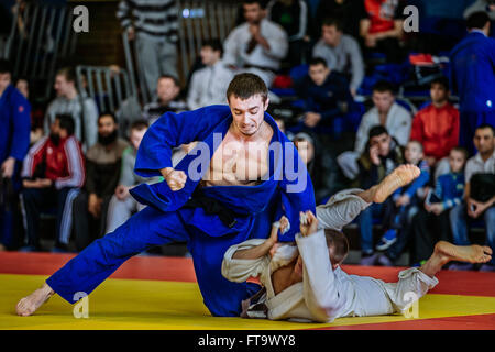 Chelyabinsk, Russie - le 19 mars 2016 : au cours de la lutte contre les combattants des judokas en russe de la concurrence sur le judo Banque D'Images