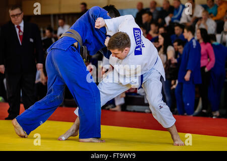 Chelyabinsk, Russie - le 19 mars 2016 : judoists les combattants à la concurrence russe sur le judo Banque D'Images