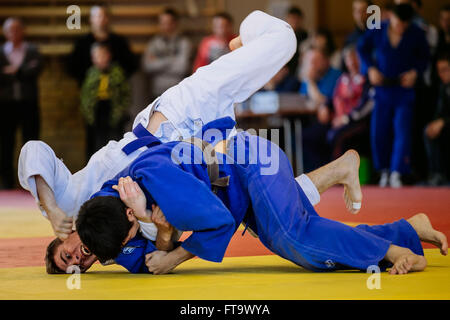 Chelyabinsk, Russie - le 19 mars 2016 : bataille de deux combattants au cours de judo judo sur la concurrence russe Banque D'Images