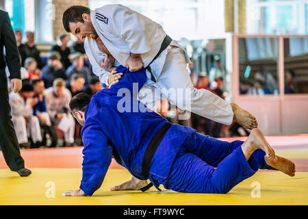 Chelyabinsk, Russie - le 19 mars 2016 : deux combats de judokas poids lourd sur la concurrence russe catégories judo Banque D'Images