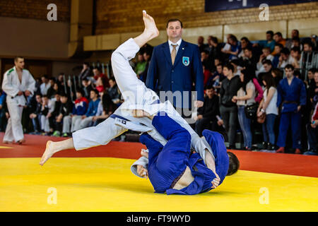 Chelyabinsk, Russie - le 19 mars 2016 : jeter au cours de la compétition de judo lutteur russe sur le judo Banque D'Images