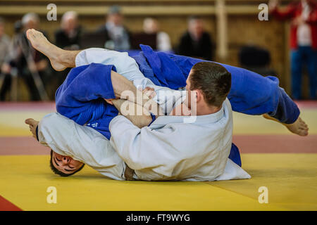 Chelyabinsk, Russie - le 19 mars 2016 : volleyball athlètes lutteurs fighters au cours de la concurrence russe sur le judo Banque D'Images