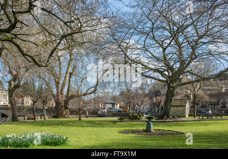 Parc de la ville de Bradford on Avon dans le Wiltshire le long d'une journée de printemps en mars Banque D'Images