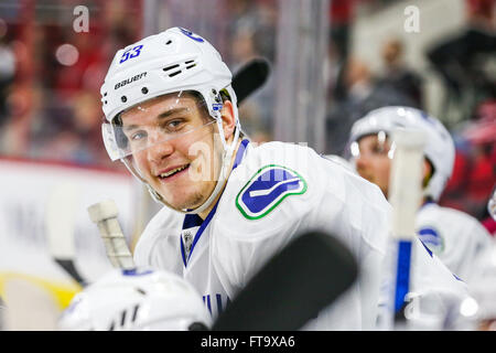 Centre des Canucks de Vancouver Bo Horvat (53) au cours de la LNH, match entre les Canucks de Vancouver et les Hurricanes de la Caroline au PNC Arena. Banque D'Images