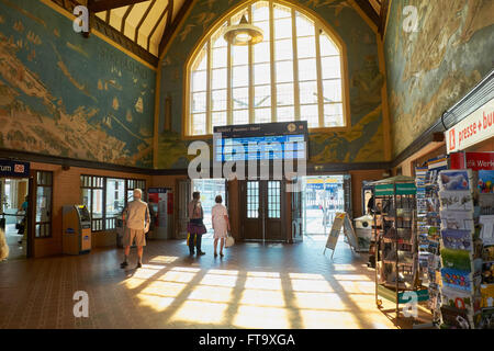 STRALSUND, ALLEMAGNE - 13 août 2015 : l'intérieur de la gare centrale, Stralsund, Mecklembourg-Poméranie-Occidentale, Allemagne Banque D'Images