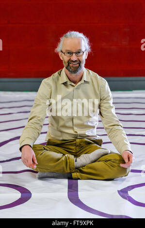 Lisburn, Irlande du Nord. 25 Mar 2016 - Tony Christie labyrinthes de l'Irlande à la nourriture pour l'âme du festival. Banque D'Images