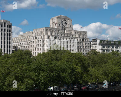 Le Shell Mex building orienté vers l'extérieur sur la Tamise à partir de The Strand, London England Banque D'Images