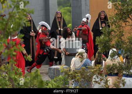 Pénitents catholiques pendant la reconstitution de la Crucification du Christ le Vendredi saint au cours de manifestations à San Fernando, Pampanga, Philippines. Le festival connu sous le nom de auto flagellation Kapampangan, portant croix de bois, de ramper sur la chaussée rugueuse, et taillade et de fouet à prélever du sang. Banque D'Images