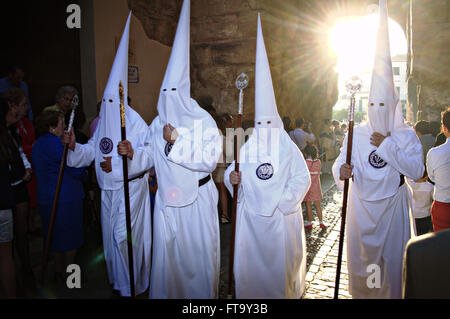 Un pénitents catholiques appartenant à un Cofradias, confréries religieuses ou traditionnelles d'usure avant-hoods lors d'une procession de Pâques dans le cadre des célébrations de la semaine sainte à Séville, Espagne. Banque D'Images