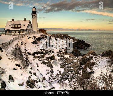 Portland Head Light au coucher du soleil en hiver Banque D'Images