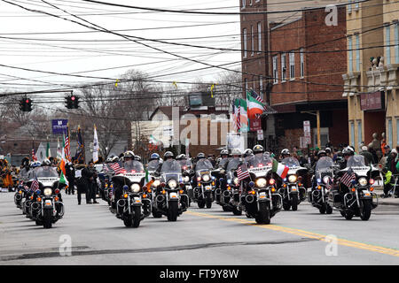 Moto de police dirige la brigade Saint Patrick's Day Parade Yonkers, New York Banque D'Images