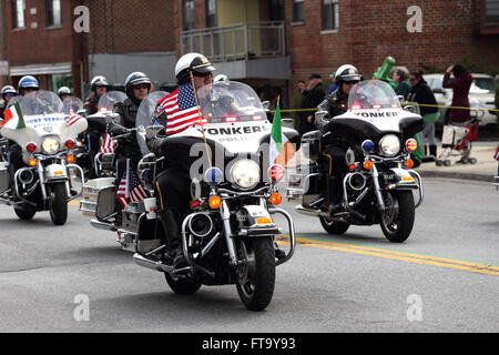 Moto de police dirige la brigade Saint Patrick's Day Parade Yonkers, New York Banque D'Images