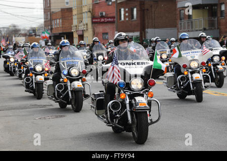 Moto de police dirige la brigade Saint Patrick's Day Parade Yonkers, New York Banque D'Images