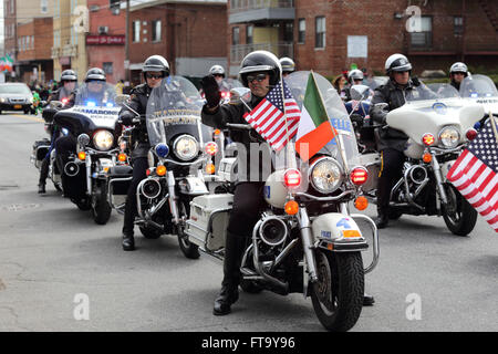 Moto de police dirige la brigade Saint Patrick's Day Parade Yonkers, New York Banque D'Images