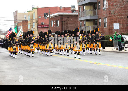 Pipes and Drums Band marching in Saint Patrick's Day Parade Yonkers, New York Banque D'Images