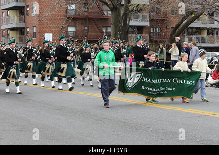 Pipes and Drums Band marching in Saint Patrick's Day Parade Yonkers, New York Banque D'Images