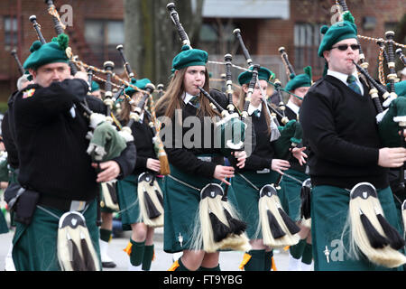 Pipes and Drums Band marching in Saint Patrick's Day Parade Yonkers, New York Banque D'Images