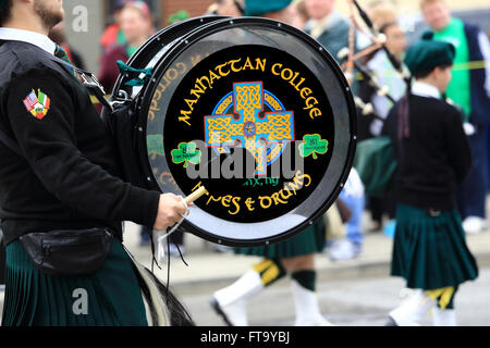 Pipes and Drums Band marching in Saint Patrick's Day Parade Yonkers, New York Banque D'Images