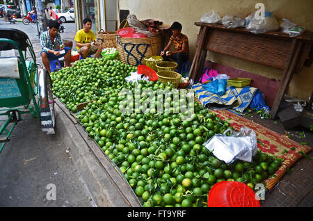 Des oranges pour la vente à côté d'une rue de Phnom Penh, Cambodge Banque D'Images