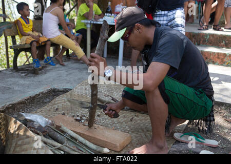 Le hachage des herbes traditionnelles et des plantes recueillies par les guérisseurs durant la Semaine Sainte annuelle qui a eu lieu le Festival de guérisons Siquijor Banque D'Images