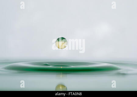 Une goutte d'eau tombe et crée une touche Banque D'Images