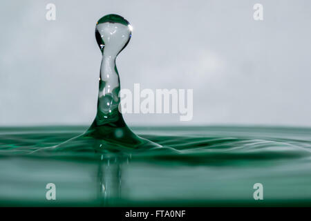 Une goutte d'eau tombe et crée une touche Banque D'Images