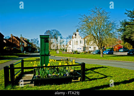 La pompe à eau sur Village Green, Upper Poppleton, Yorkshire Banque D'Images