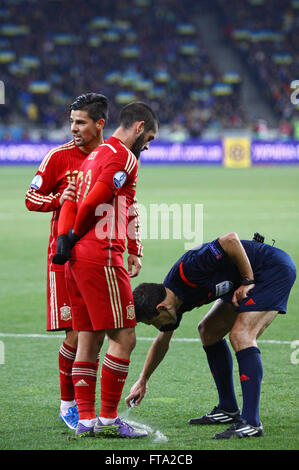 Kiev, UKRAINE - le 12 octobre 2015 : Arbitre Milorad Mazic de Serbie en action pendant l'UEFA EURO 2016 match de qualification entre l'Ukraine et l'Espagne à NSK Olimpiyskyi stadium Banque D'Images