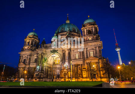 Soir vue sur la cathédrale de Berlin (Berliner Dom), Berlin, Allemagne. La tour de télévision sur l'arrière-plan Banque D'Images