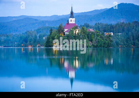 La vue pittoresque de l'église de l'assomption sur l'île de lac de Bled, Slovénie Banque D'Images