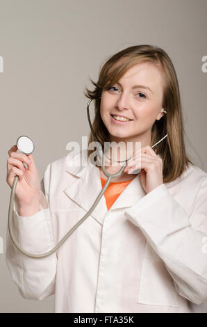 Happy female doctor with stethoscope smiling Banque D'Images