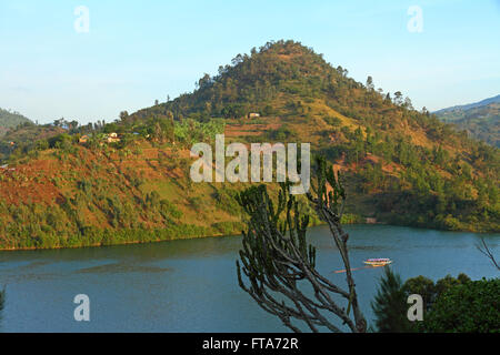 Un lac tropical au milieu de vertes collines avec de petites communautés agricoles Banque D'Images