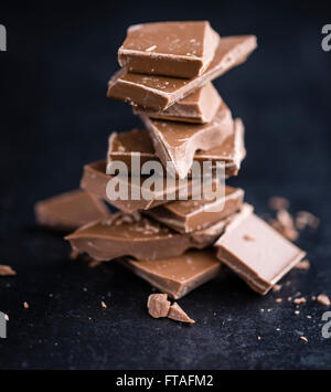 Chocolat au lait (selective focus) sur une dalle d'ardoise (gros plan) Banque D'Images