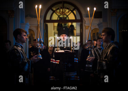 Un prêtre orthodoxe russe durant la Semaine Sainte à l'Académie de Théologie, 23 mars 2016 à Saint-Pétersbourg, en Russie. Banque D'Images