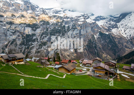 MURREN, SUISSE - Le 20 avril : la Vallée Village entre le 20 avril 2015 à Murren. Un village de montagne valaisan traditionnel à Berne Banque D'Images