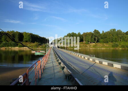 Pont de bateaux sur la rivière Sura. La Russie Banque D'Images