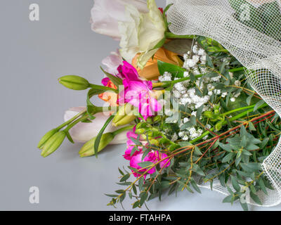 Cadeau floral sur gris. Banque D'Images