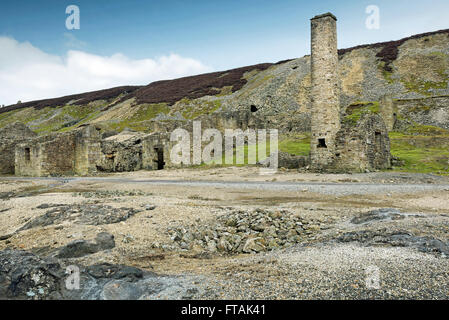 Les ruines de l'ancienne piste de fusion du plomb dans l'usine près de Swaledale Yorkshire Dales National Park. Banque D'Images