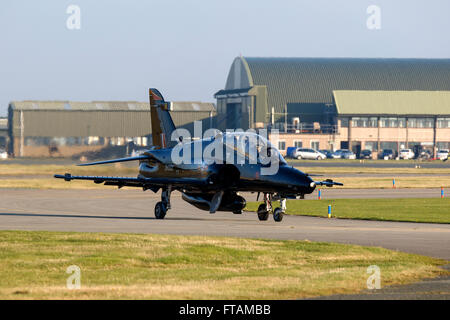 British Aerospace Hawk T2 ZK022 de l'Escadron 4 RAF Valley taxiing Banque D'Images