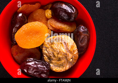 Divers fruits secs sur le fond noir Banque D'Images