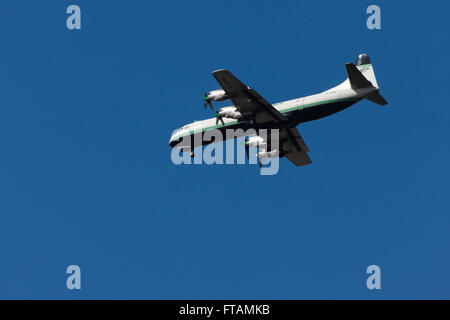 Lockheed L188C Electra G-LOFB d'Atlantic Airlines en approche pour atterrir à l'aéroport de Robin Hood Banque D'Images