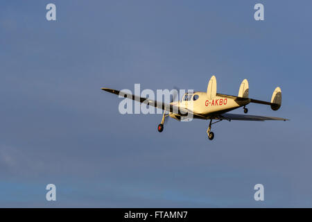 Miles M38 Messenger 2A G-AKBO en vol après le décollage de l'Aérodrome de Breigthon Banque D'Images