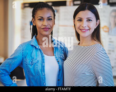 Les femmes entrepreneurs dans leur boutique smiling at camera Banque D'Images