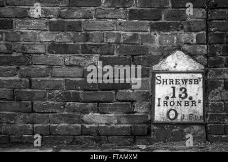 Image d'une vieille fonte marqueur kilométrage à Ironbridge, Angleterre. Montrant de kilométrage pour Shrewsbury & Ironbridge, miles et stades Banque D'Images