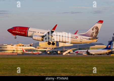 Boeing 737-800 norvégien décollant de l'aéroport international de Prague Banque D'Images