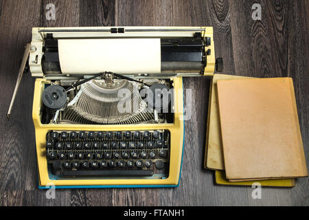 Machine à écrire et une pile de livres à côté Banque D'Images