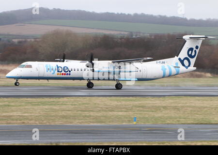 G-FLBB, un de Havilland DHC-8-400 (ou Bombardier Q400), exploité par la compagnie aérienne Flybe, au cours de la formation à l'aéroport de Prestwick. Banque D'Images