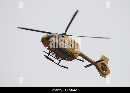 G-SASS, un Eurocopter EC145 (Airbus H145) exploité par Bond Helicopters pour le service d'ambulance aérienne de NHS Scotland, à l'aéroport de Prestwick, dans le Ayrshire. Banque D'Images